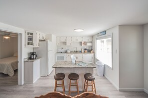 Lavavajillas, utensilios de cocina, condimentos y toallas de papel 