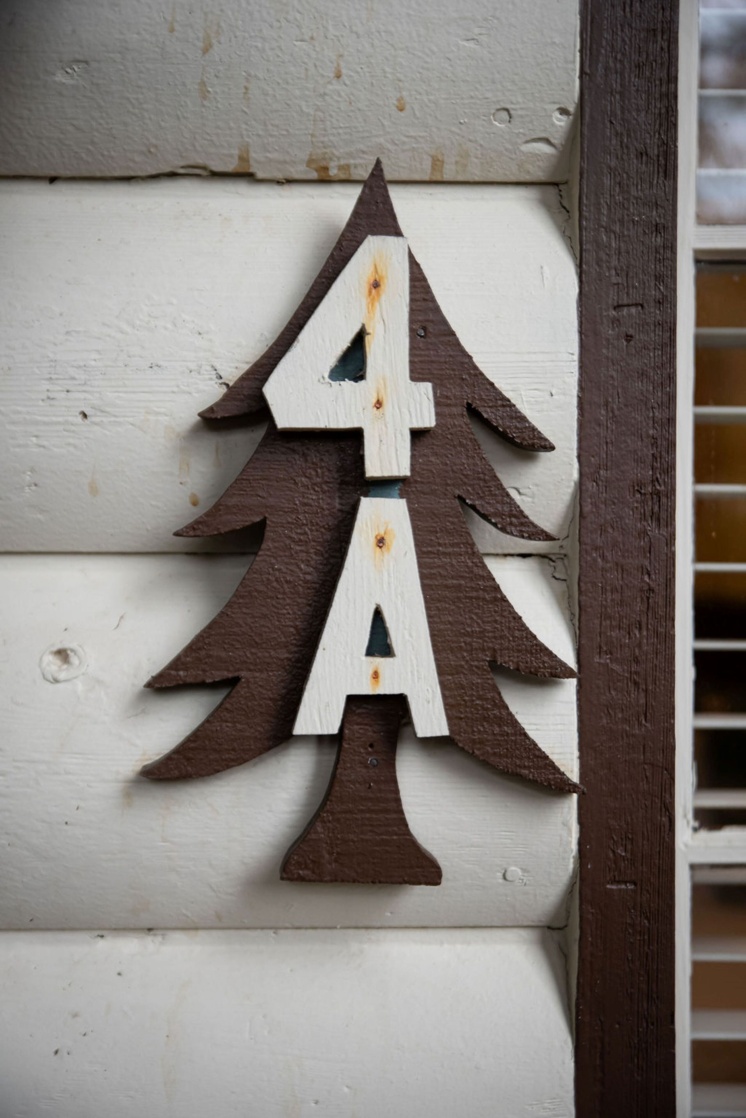 Adorno navideño de madera con el número 4A.