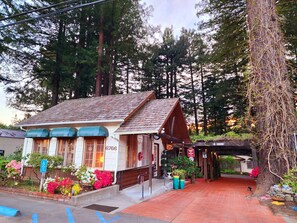 Property entrance - Miranda Gardens Resort (Myers Flat)