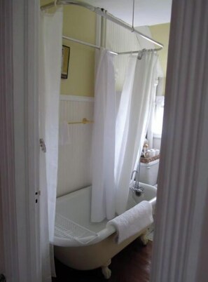 Banheira, toalhas de banho, sabonete, shampoo