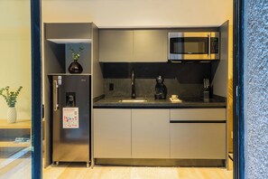 Departamento Premier | Cocina privada | Refrigerador, microondas, parrilla de estufa y cafetera de espresso 