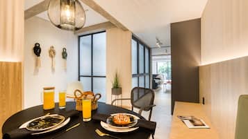 Standard Apartment with Balcony | Comedor