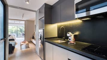 Standard Apartment with Balcony | Cocina privada | Refrigerador, microondas, parrilla de estufa y cafetera de espresso