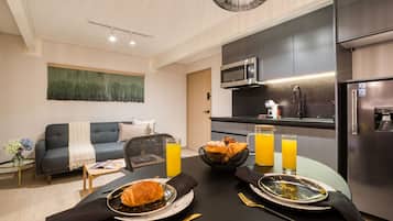 Deluxe Apartment | Dining room
