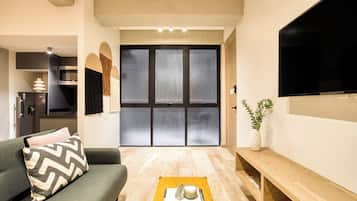 Apartment with Intimate Patio | Zona de estar | Smart TV de 50 pulgadas con canales digitales, una televisión