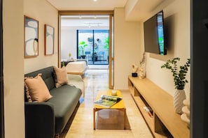 Apartamento premier | Área de estar | Smart TV 50 polegadas com canais digitais, TV, Netflix