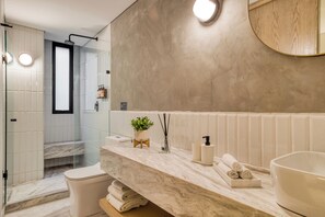 Apartment with Intimate Patio | Banheiro | Chuveiro, chuveiro com efeito de chuva, secador de cabelo 