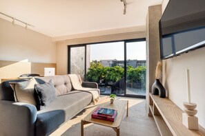 Apartment with Huge Terrace | Coin séjour | TV connectée de 50 pouces avec chaînes numériques, télévision, Netflix