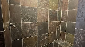 Habitación estándar, 1 cama Queen size | Baño | Amenidades de baño gratuitas, secadora de cabello, toallas, jabón