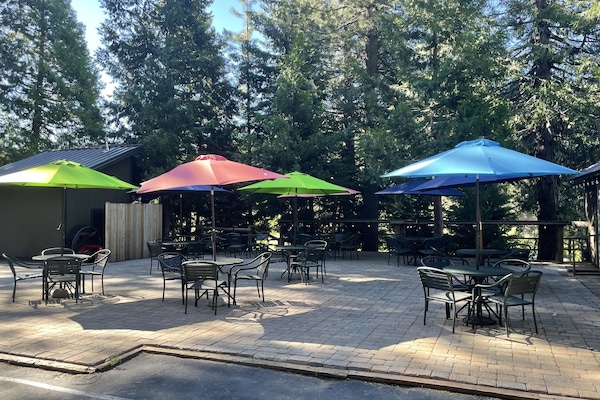 Melayani sarapan, makan siang, makan malam; sajian masakan Amerika