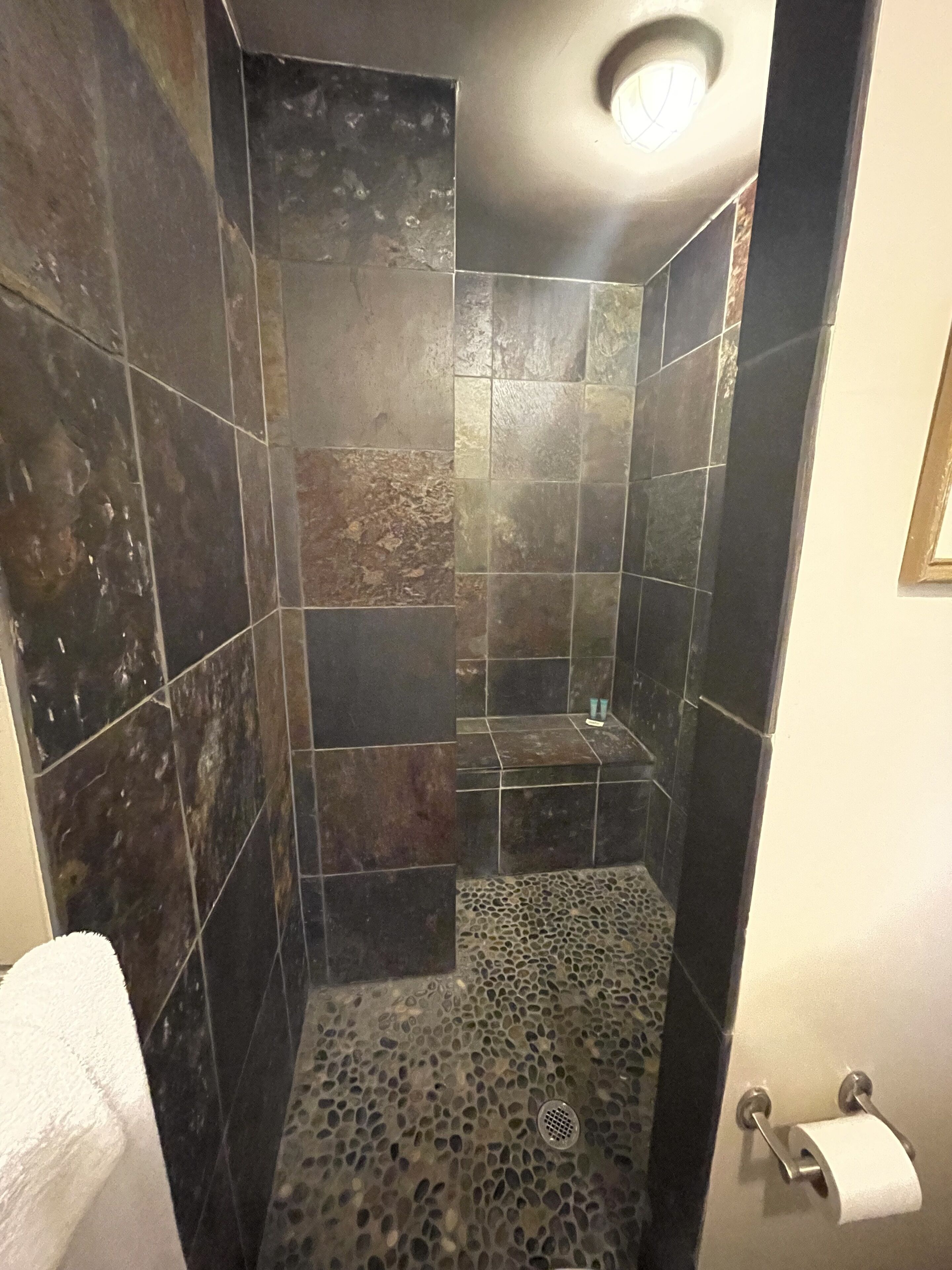 Habitación exclusiva con 1 cama matrimonial o 2 individuales | Baño | Amenidades de baño gratuitas, secadora de cabello, toallas, jabón 