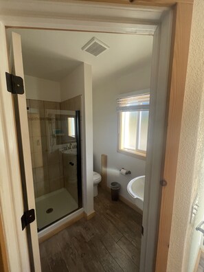 Exclusive-Zimmer, Mehrere Betten | Badezimmer | Kostenlose Toilettenartikel, Haartrockner, Handtücher, Seife