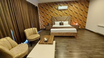 Minibar, escritorio, cortinas blackout y wifi gratis