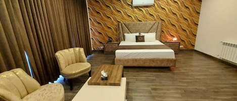 Klassieke kamer | Een minibar, een bureau, verduisterende gordijnen, gratis wifi