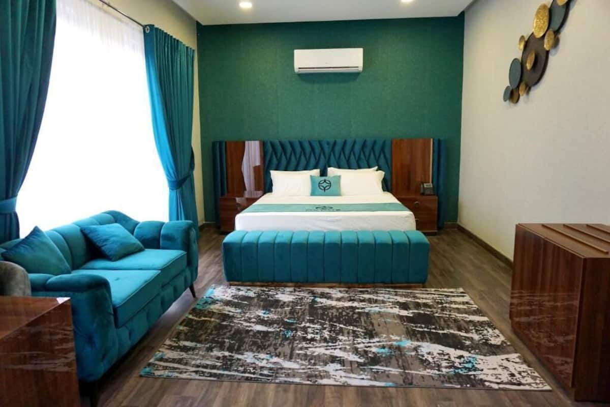 Minibar, escritorio, cortinas blackout y wifi gratis