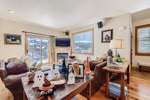 智能电视、壁炉、电子游戏、DVD 播放器