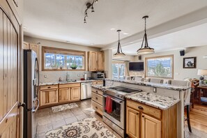 冰箱、微波炉、烤箱、炉灶