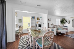 Dining - St Augustine Amazing Oceanfront with balcony. Ten minutes to night of lights (ST AUGUSTINE)