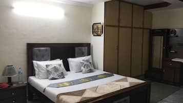 Deluxe Room | Iron/ironing board, free WiFi, bed sheets