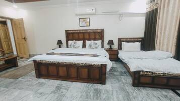 Superior Triple Room | Iron/ironing board, free WiFi, bed sheets