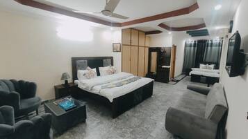 Luxury Triple Room | Iron/ironing board, free WiFi, bed sheets