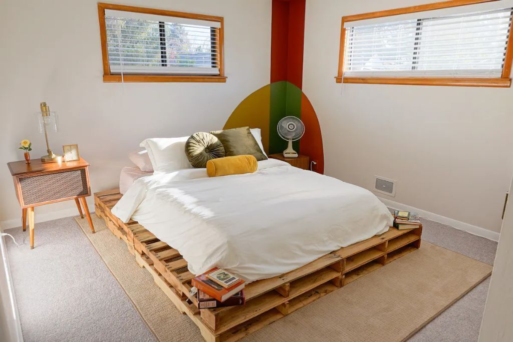 4 bedrooms, desk, WiFi, bed sheets