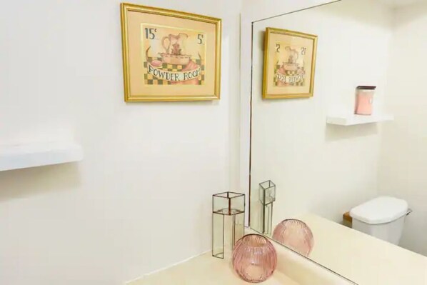 Combined shower/tub, towels, soap, shampoo