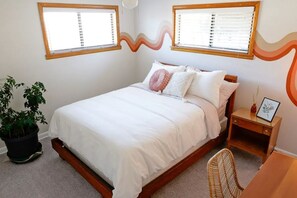 4 makuuhuonetta, työpöytä, Wi-Fi, vuodevaatteet