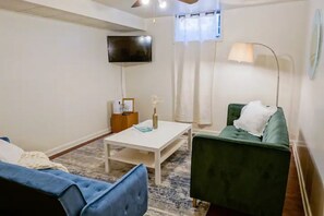 Smart TV, books - Retro home minutes from downtown Denver (Denver)