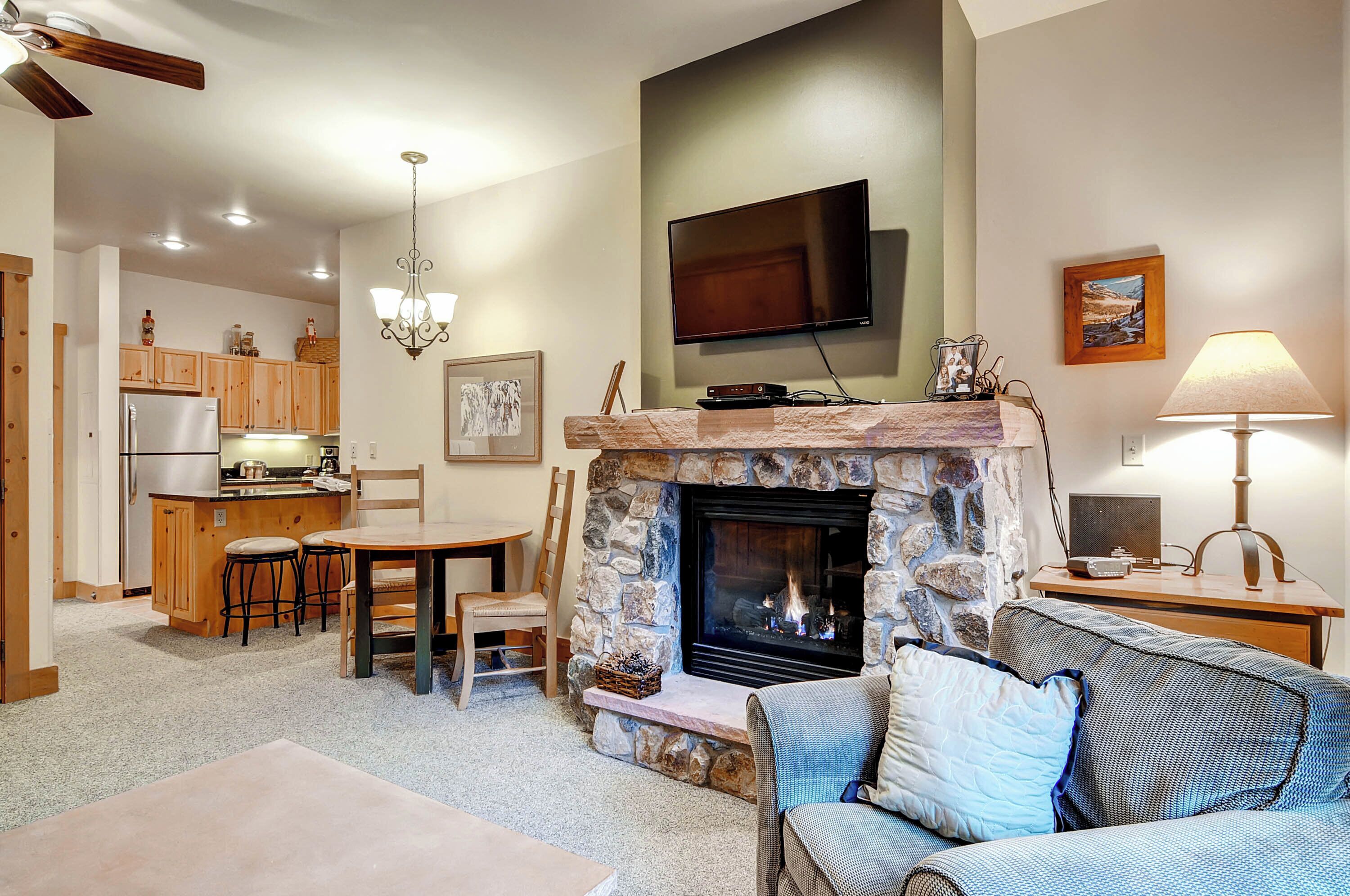 Studio (Condo) | Living area | Flat-screen TV