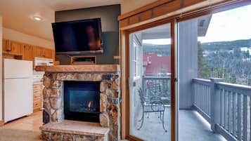 Leilighet, 3 soverom | Oppholdsområde | Flatskjerm-TV