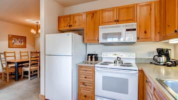 Condo, 3 Bedrooms | Private kitchen | Fridge, microwave, oven, stovetop