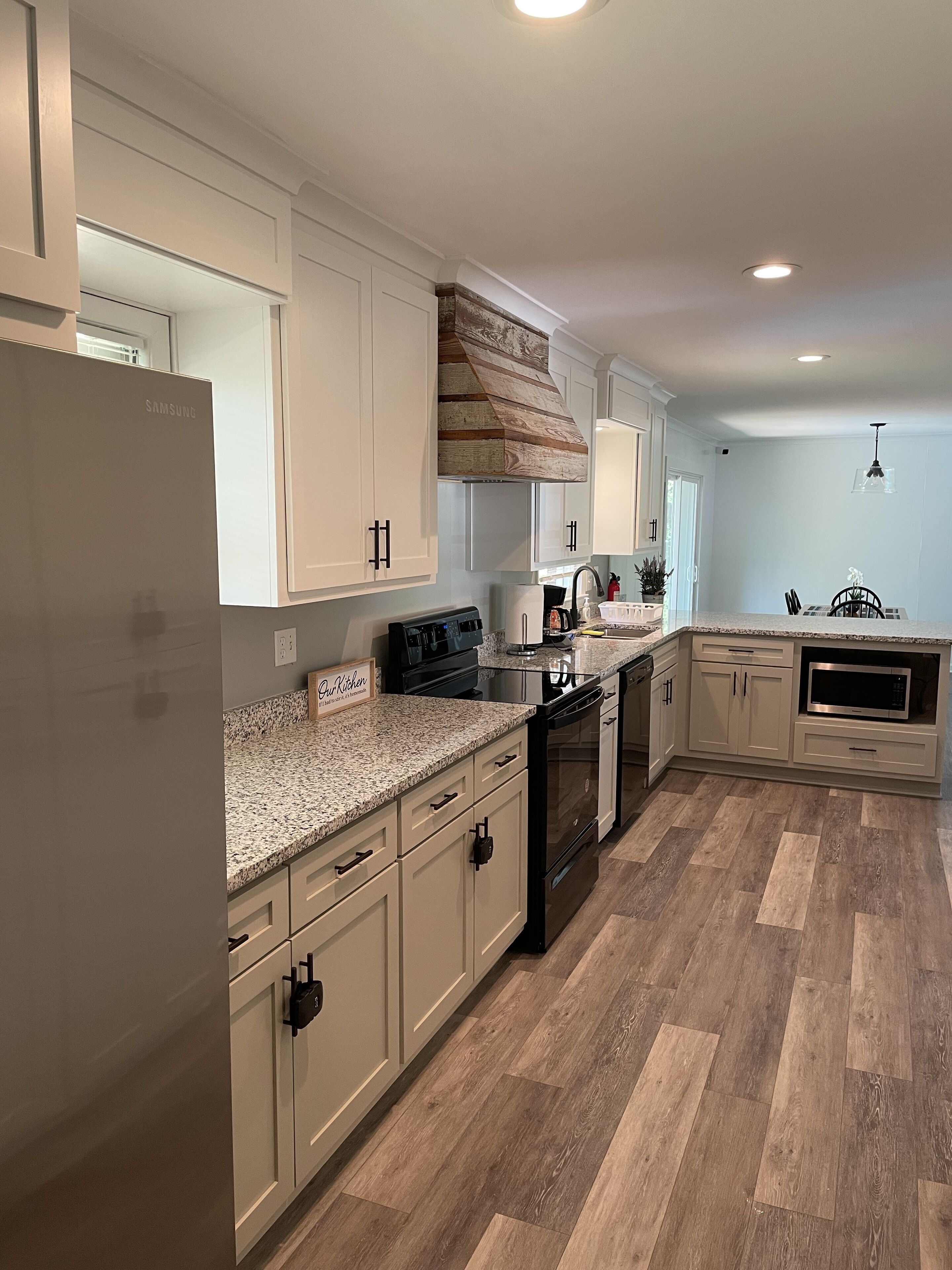 Geladeira, micro-ondas, fogão, cooktop