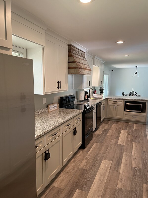 Kylskåp, mikrovågsugn, ugn och spishäll