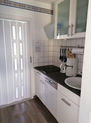 Kühlschrank, Mikrowelle, Herdplatte, Geschirrspüler