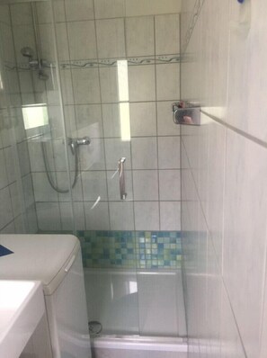 Dusche, Haartrockner, Toilettenpapier
