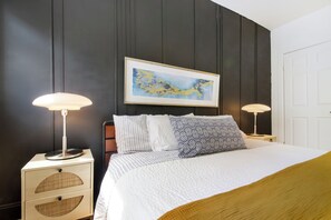3 habitaciones, escritorio y tabla de planchar con plancha
