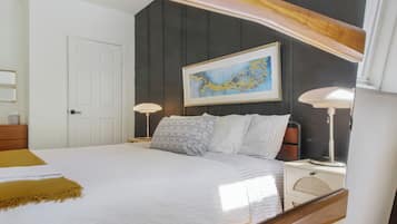 3 soverom, skrivebord, strykejern/-brett og reiseseng for barn