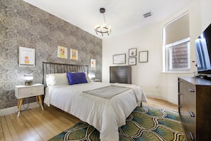 3 bedrooms, desk, iron/ironing board, travel cot - Spacious 3BR/2BA• 10 min to PATH to NYC• Sleeps 6 (Jersey City)