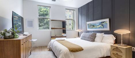 3 habitaciones, escritorio y tabla de planchar con plancha
