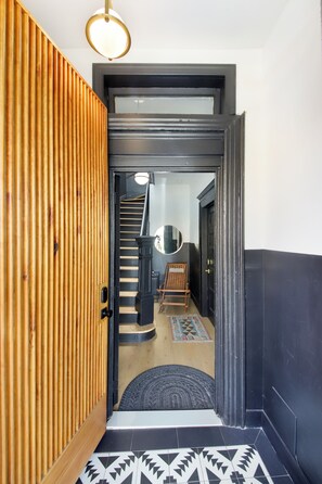 Interior - Spacious 3BR/2BA• 10 min to PATH to NYC• Sleeps 6 (Jersey City)