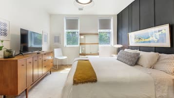 3 habitaciones, escritorio y tabla de planchar con plancha