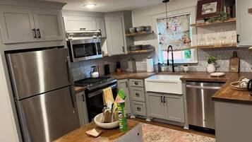 Kylskåp, mikrovågsugn, ugn och spishäll