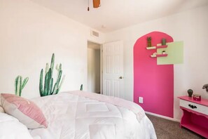 4 habitaciones, escritorio y tabla de planchar con plancha 