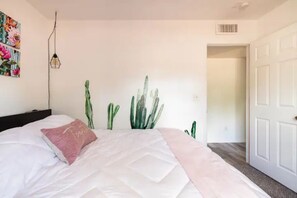 4 camere, una scrivania, ferro/asse da stiro, culla da viaggio