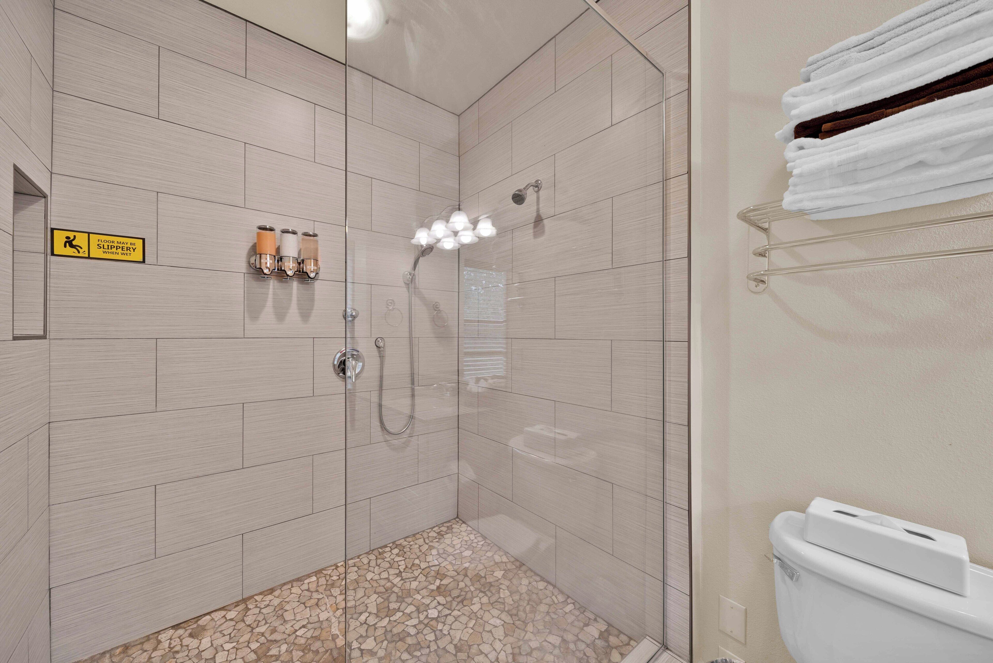 Suihku, poreamme, hiustenkuivaaja, pyyhkeet