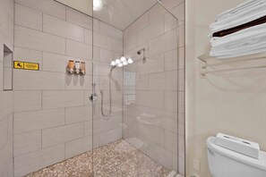 Ducha, bañera de hidromasaje, secador de pelo y toallas