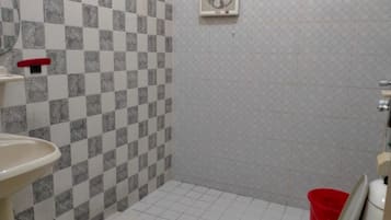Dusche, kostenlose Toilettenartikel, Hausschuhe, Handtücher