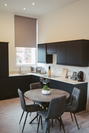 ماكينة لصنع القهوة/الشاي، محمصة خبز، مستلزمات طهي/أطباق/أوعية