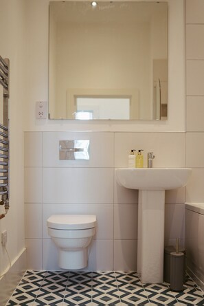 وحدات دش مع أحواض استحمام، مناشف، صابون، شامبو